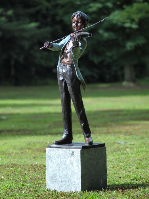 Statuie baiat care canta la vioara, Bronz, 133 X 76 X 89 cm