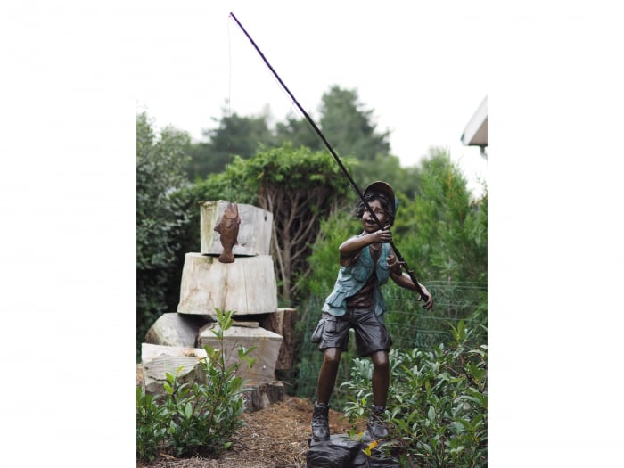 Statuie baiat care pescuieste stand pe o piatra, Bronz, 140 X 55 X 55 cm