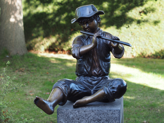 Statuie baiat cu un flaut, Bronz, 70 X 55 X 66 cm [2]