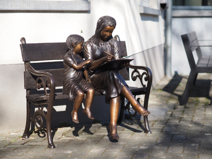 Statuie bronz, 2 surori desenând pe o bancă [1]