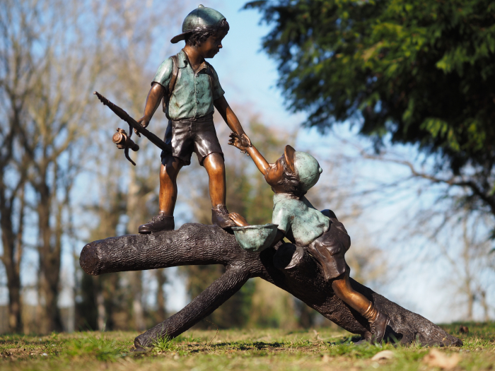 Statuie bronz, Băieți pescari pe trunchi de copac  [5]