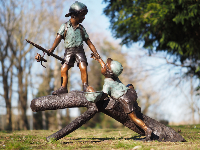 Statuie bronz, Băieți pescari pe trunchi de copac  [2]