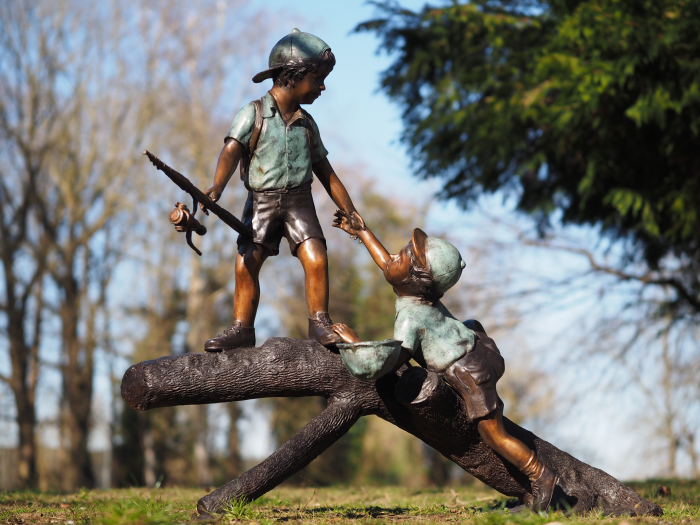Statuie bronz, Băieți pescari pe trunchi de copac  [4]