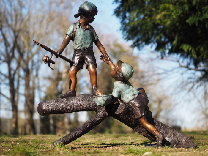 Statuie bronz, Băieți pescari pe trunchi de copac  [3]