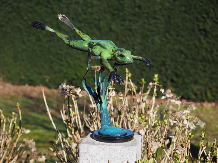Statuie bronz, Broască săritoare (în jos)  [3]