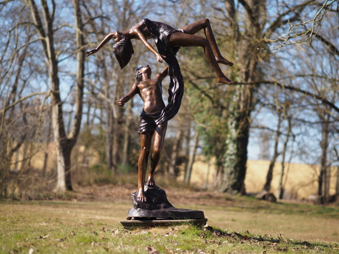 Statuie bronz, Cuplu, dans „lift you up” [5]