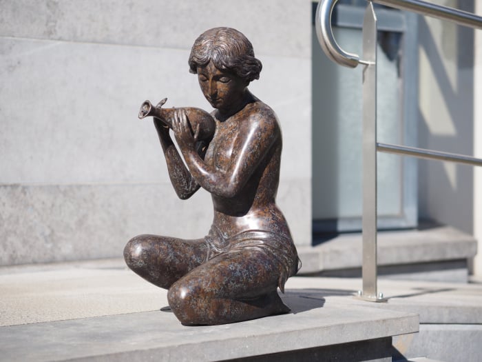 Statuie bronz, Femeie cu ulcior (fântână)  [2]