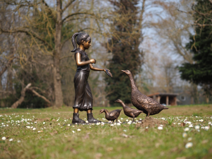 Statuie bronz, Fetiță hrănind gâște 105 X 40 X 108 cm [1]