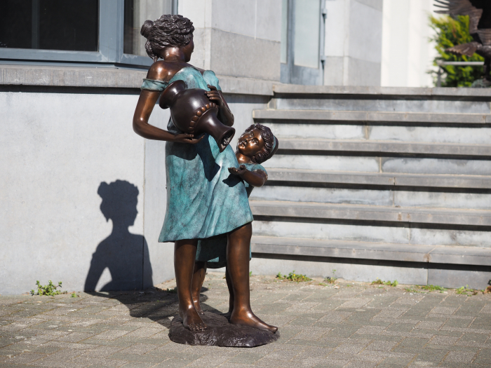 Statuie bronz, Mamă și fiică (fântână)  [4]