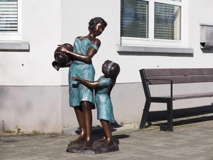 Statuie bronz, Mamă și fiică (fântână)  [3]
