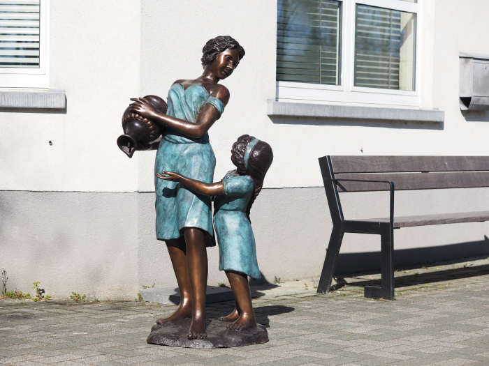 Statuie bronz, Mamă și fiică (fântână)  [2]