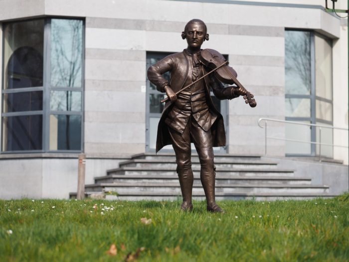 Statuie bronz, Mozart cu vioară  [1]