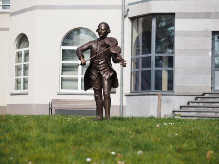 Statuie bronz, Mozart cu vioară  [2]