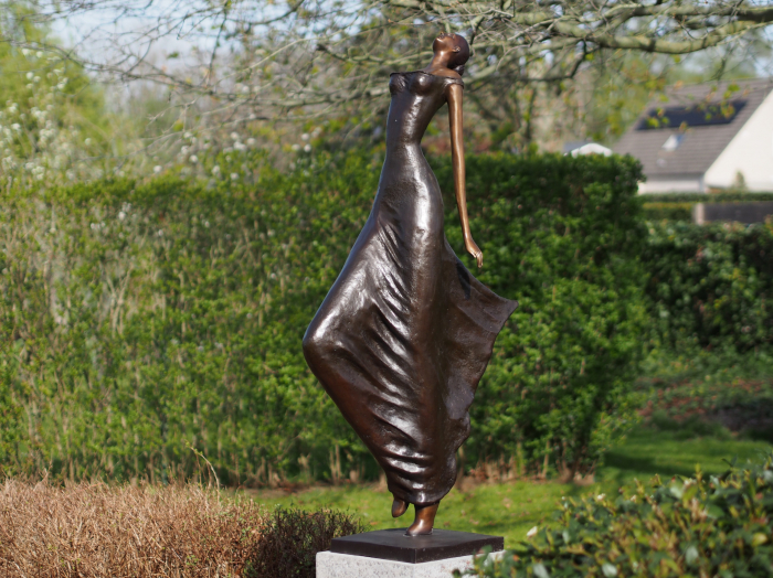 Statuie doamna in fusta larga, Bronz,160 X 35 X 65 cm