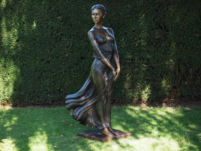 Statuie domnisoara care sta in vant, Bronz, 171 X 50 X 64 cm