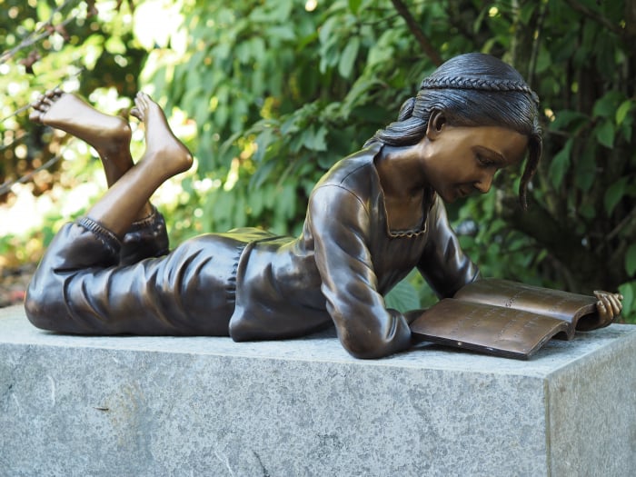 Statuie fata care citeste, Bronz, 30 X 30 X 72 cm