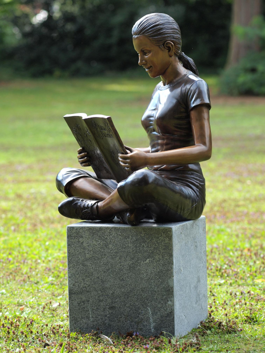 Statuie fata care citeste, Bronz, 77 X 56 X 57 cm