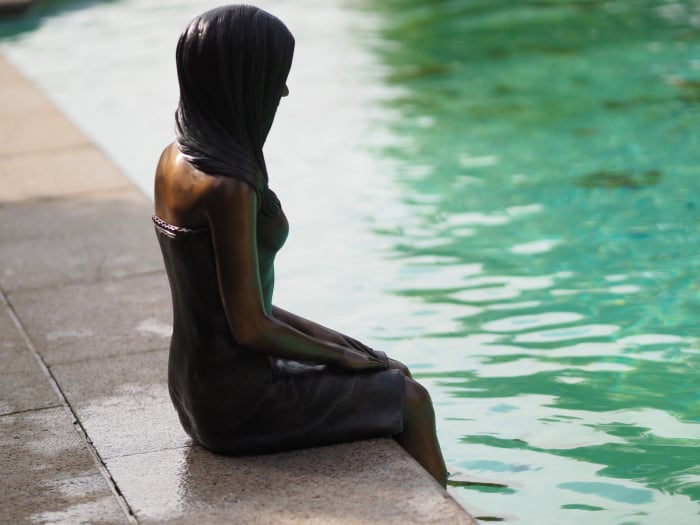 Statuie fata care sta jos, Bronz, 95 X 30 X 43 cm [3]