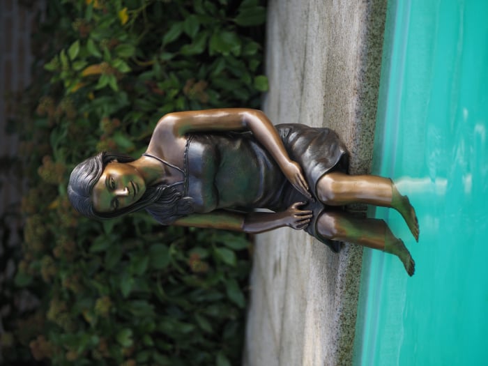 Statuie fata care sta jos, Bronz, 95 X 30 X 43 cm