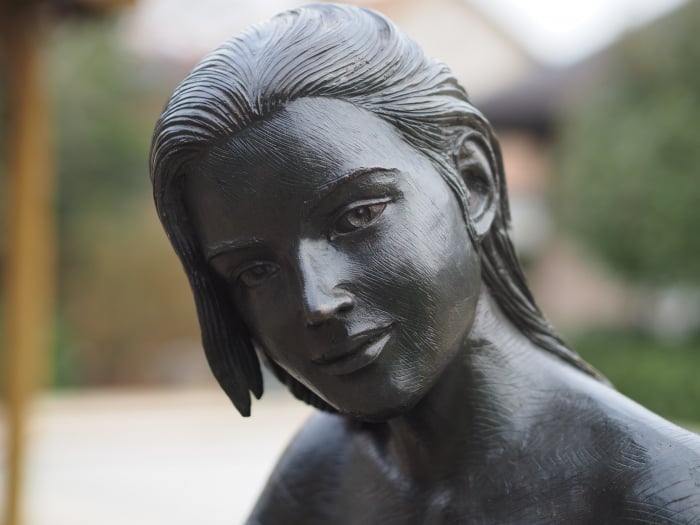Statuie fata nud care sta jos, Bronz, 67 X 46 X 91 cm