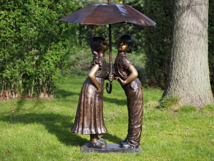 Statuie fata si baiat sub umbrela, Bronz, 138 X 90 X 91 cm