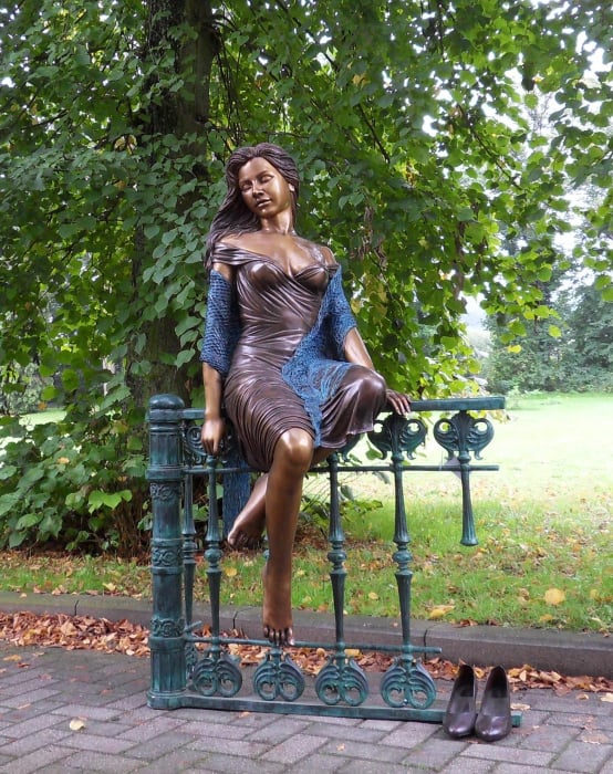 Statuie femeie care sta pe gard, Bronz, 170 X 90 X 105 cm