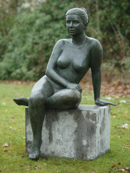 Statuie femeie nud care sta jos, Bronz,120 X 76 X 61 cm