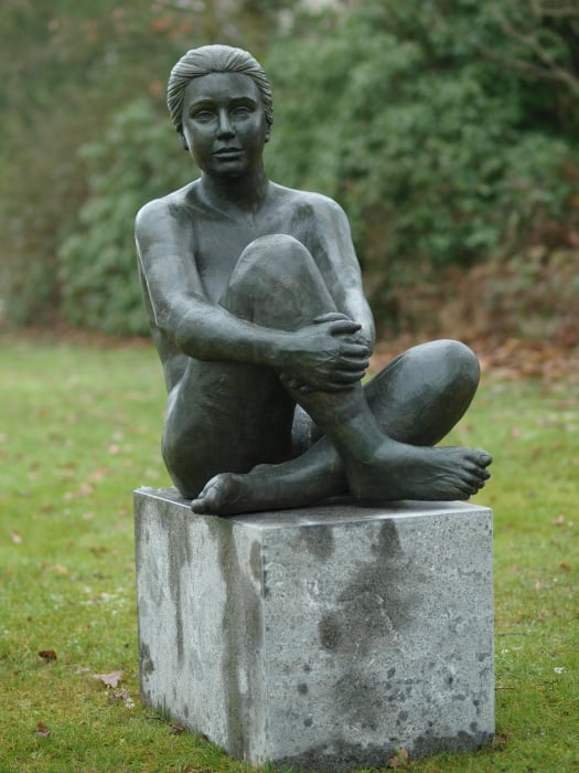 Statuie femeie nud care sta jos, Bronz, 80 X 45 X 68 cm