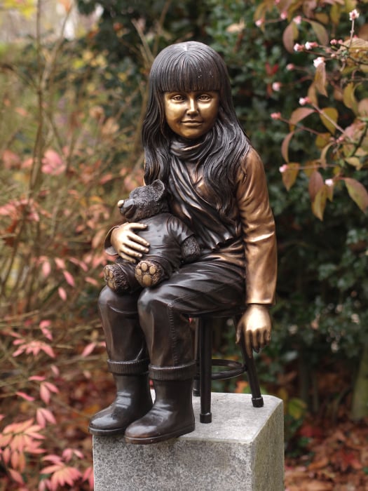 Statuie fetita care sta pe scaun cu un ursulet in brate, Bronz, 70 X 40 X 30 cm