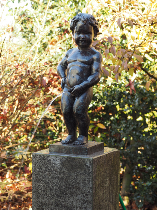 Fantana in forma de copil care face pipi, Bronz, 60 X 20 X 25 cm