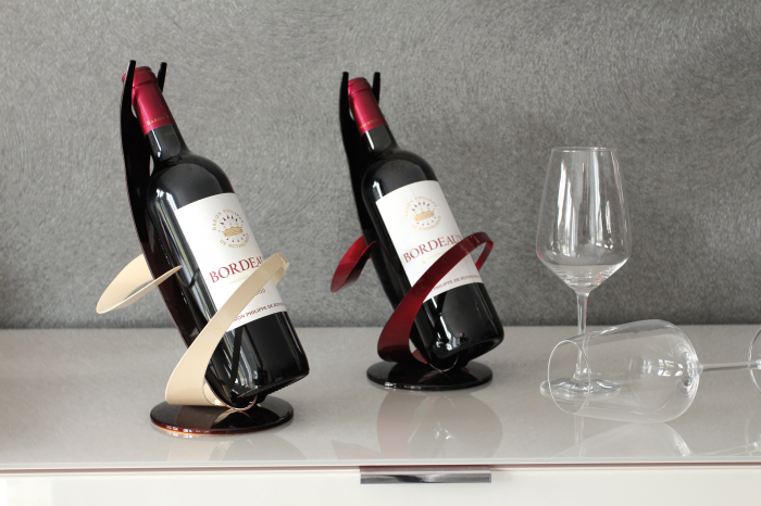 Suport sticla vin Grapes, metal, negru rosu, 19x19x30 cm