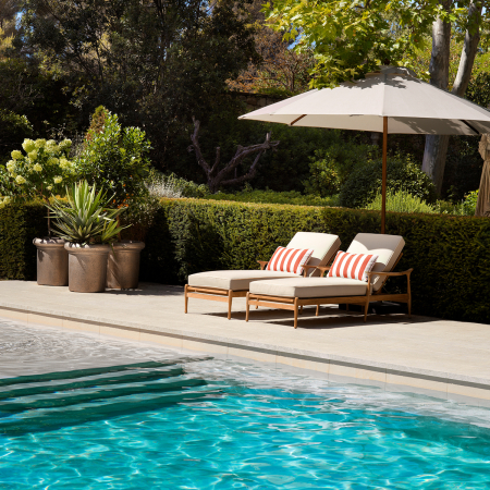 Canapea de exterior Manzo din lemn de tec natural flores alb-galbui cu perne incluse |W. 78.5 | D. 197 | H. 106 | min H. 56 | max H. 106 | SD. 127 | SW. 60 | SH. 47 | AH. 56 cm  [1]