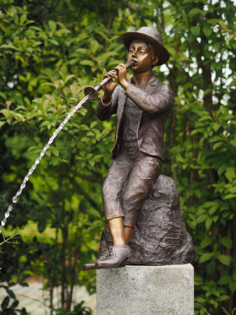 Figurine bronz - Fantana in forma de baiat care canta la clarinet, Bronz, 78 x 33 x 48 cm