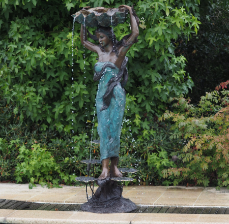 Fantana in forma de doamna, Bronz, 200 X 75 X 70 cm [1]