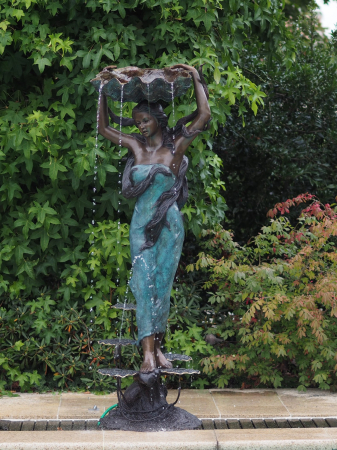 Fantana in forma de doamna, Bronz, 200 X 75 X 70 cm [2]