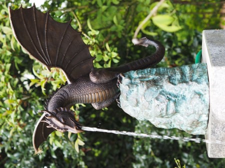 FIGURINE - Fantana in forma de dragon care sta pe o piatra, Bronz, 63 X 50 X 40 cm