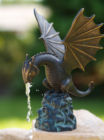 Figurine bronz - Fantana in forma de dragon mic stand pe piatra, Bronz, 22 x 14 x 17 cm