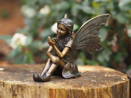 Figurine bronz - Figurina zana cu un fluture, Bronz, 12 x 10 x 16 cm