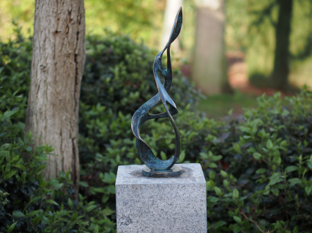 Sculptura abstracta , Bronz, 49 x 12 x 15 cm [1]