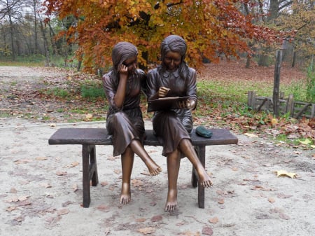 Statui - Statuie 2 fete care citesc stand pe o banca, Bronz, 100 X 64 X 102 cm