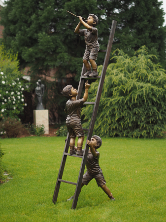 Statui - Statuie 3 baieti care stau pe o scara, Bronz, 240 X 45 X 60 cm