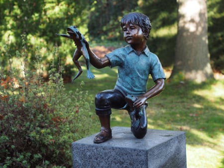 Statui - Statuie baiat cu broasca, Bronz, 60 X 25 X 50 cm