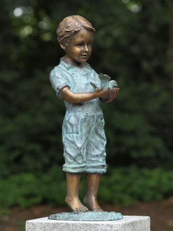 Figurine bronz - Statuie baiat cu o pasare in mana, Bronz,  53 x 17 x 19 cm