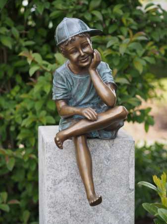 Figurine bronz - Statuie baiat cu sapca pe cap stand jos, Bronz, 59 x 24 x 36 cm
