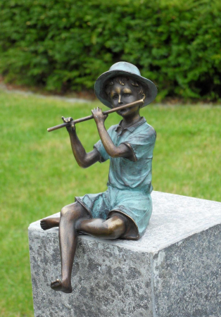 Figurine bronz - Statuie baiat cu un fluture, Bronz, 20 x 10 x 12 cm