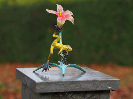 Figurine bronz - Statuie broasca cu flori, Bronz, 20 x 9 x 13 cm