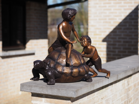Statuie bronz, 2 băieți cu broască țestoasă (fântână)  [2]