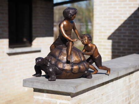 FIGURINE - Statuie bronz, 2 băieți cu broască țestoasă (fântână) 