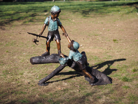 FIGURINE - Statuie bronz, Băieți pescari pe trunchi de copac 