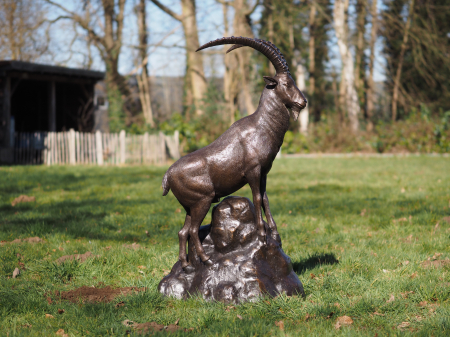 Figurine bronz - Statuie bronz, Capră de munte lângă stâncă 